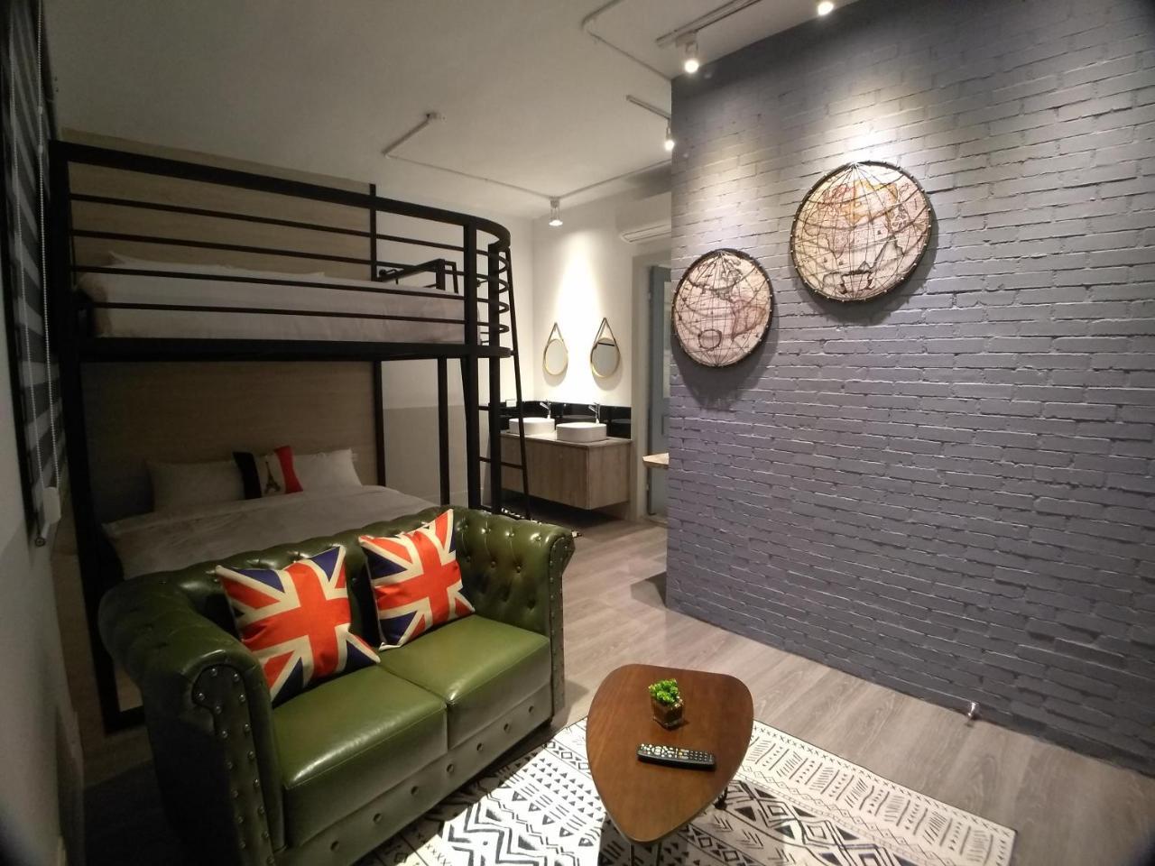 愛旅行民宿&近東大門夜市 Hualien Extérieur photo
